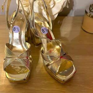 New with tags. Gold. Aldo’s 8.5